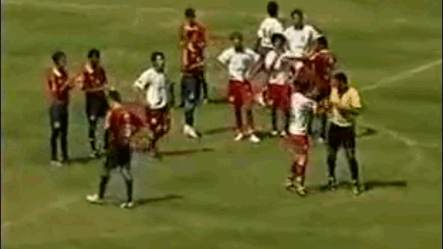 Video: Tát vào mặt cầu thủ, trọng tài bị đuổi đánh trên sân