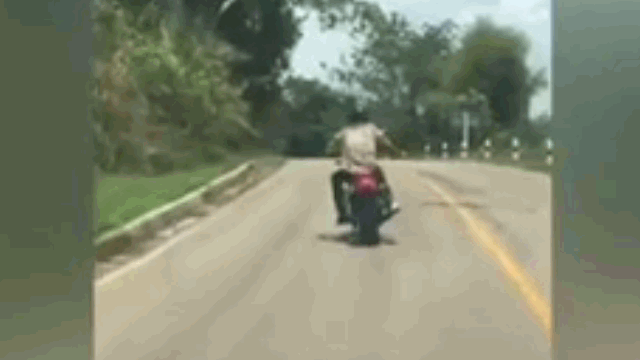 video dang bo tren duong ran doc bat ngo lao len dop nguoi di xe may