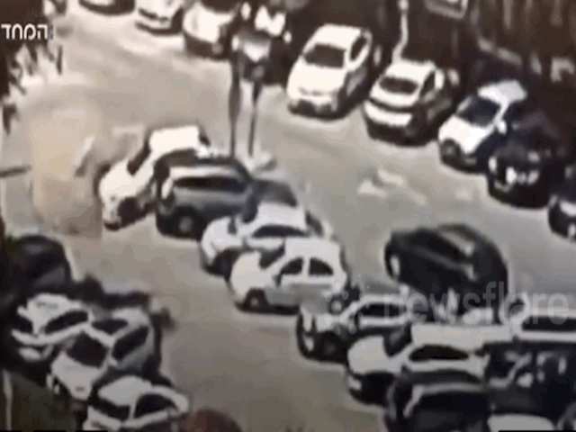 Video: Rùng mình cảnh hố tử thần bất ngờ nuốt chửng chiếc ô tô con trong chớp mắt