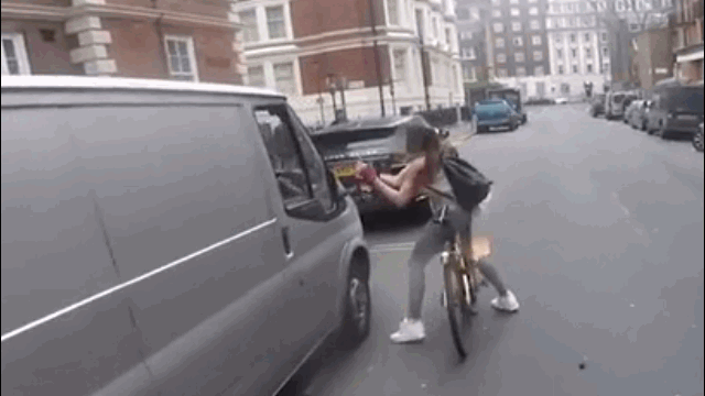 Video: Bị 2 gã đàn ông trên ô tô trêu ghẹo, cô gái có màn đáp trả gực gắt