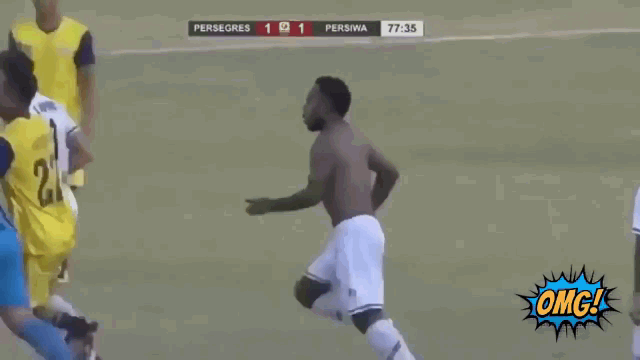 Video: Cầu thủ cởi áo, lao vào rượt đánh trọng tài trên sân