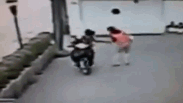 video bi cuop tui xach co gai dap tra cuc gat