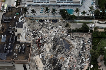 Tòa nhà 12 tầng ở Mỹ đổ sập, gần 100 người vẫn mất tích