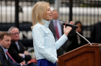 tong thong biden de cu nu dai su dau tien tai duc