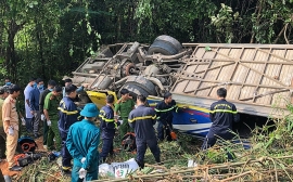 vu o to lao xuong vuc o kon tum pha cua lat xe tim kiem nan nhan