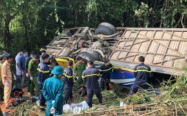 Vụ ô tô lao xuống vực ở Kon Tum: Phá cửa, lật xe tìm kiếm nạn nhân