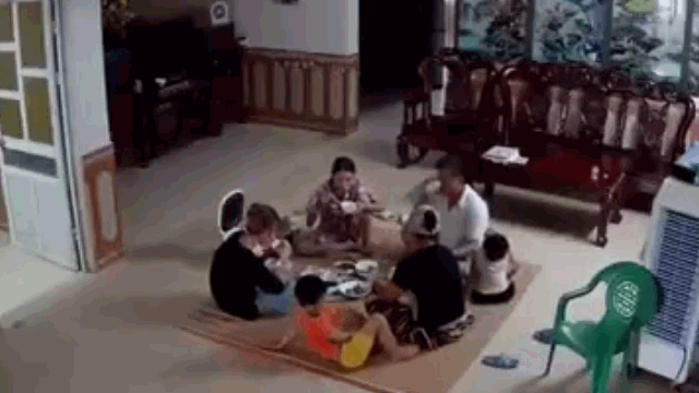 video hu hon canh quat tran bat ngo roi khi ca nha dang quay quan an com