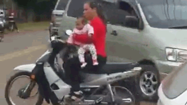 video me vua be con vua lai xe bang qua duong va su co bat ngo