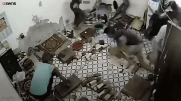 Video: Bò tót bất ngờ lao vào nhà dân húc loạn xạ