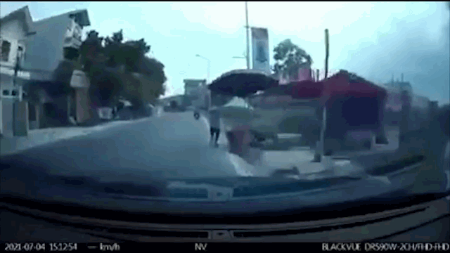 camera giao thong o to tong vang nguoi phu nu roi lao vao goc cay