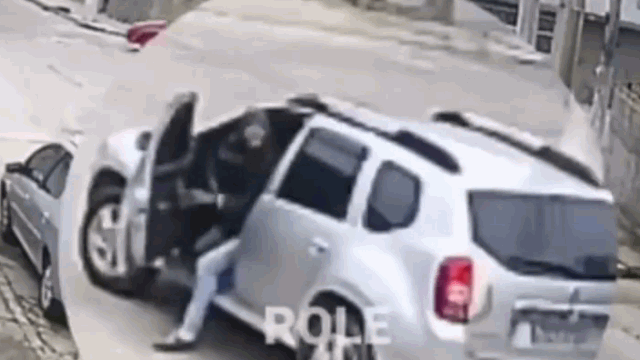 Video: Đi cướp ô tô nhưng không biết lái, thanh niên gặp cái kết đáng buồn