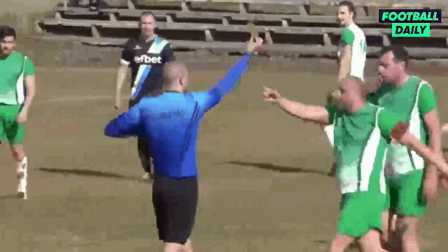 Video: Cầu thủ hung hăng giật thẻ, đuổi đánh trọng tài ngay trên sân