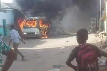 xe buyt cho cac cau thu bi danh bom tham khoc o somalia 5 nguoi chet