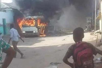 Xe buýt chở các cầu thủ bị đánh bom thảm khốc ở Somalia, 5 người chết