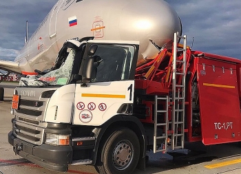 Nga: Đâm vào phi cơ đỗ tại sân bay, xe bồn chở nhiên liệu nát tươm đầu
