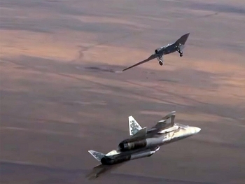 'Thợ săn tàng hình' Nga Okhotnik 'song kiếm hợp bích' với Su-57 trên không trung