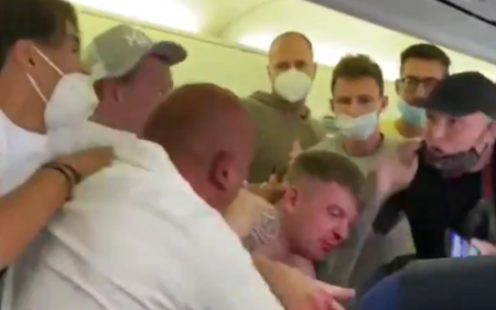 Video: Hai hành khách say rượu đánh nhau hộc máu mũi ngay trên máy bay vì tranh cãi chuyện đeo khẩu trang