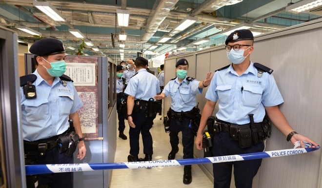 200 cảnh sát ập vào khám xét trụ sở Apple Daily sau khi bắt giữ trùm truyền thông Hong Kong