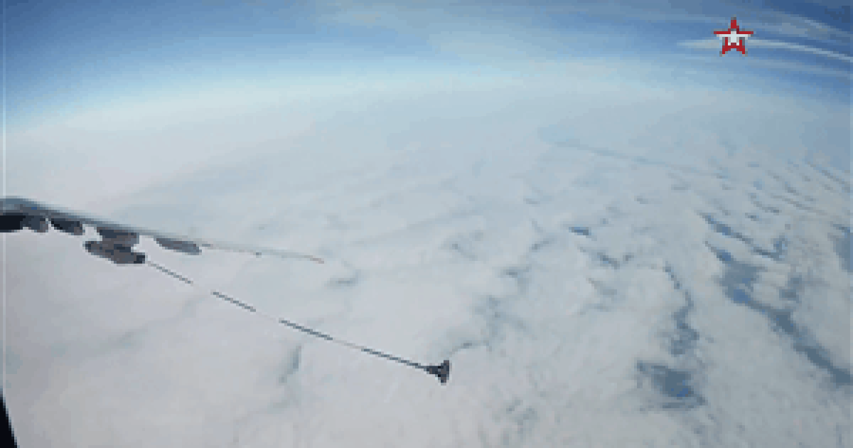Màn tiếp nhiên liệu trên không ngoạn mục cho hai "chim sắt" Su-30SM và Su-24M
