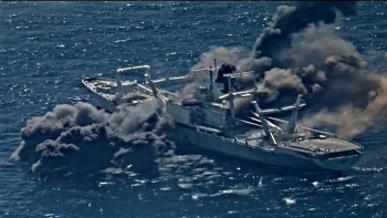 Video: Tên lửa Harpoon phô diễn hỏa lực chống hạm cực mạnh, xuyên thủng và làm nổ tung tàu đổ bộ