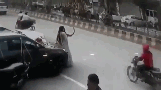 video mai chup anh tu suong 2 co gai bat ngo bi cuop dien thoai ngay tren tay