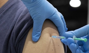 y ta duc nghi trao vaccine covid 19 bang nuoc muoi