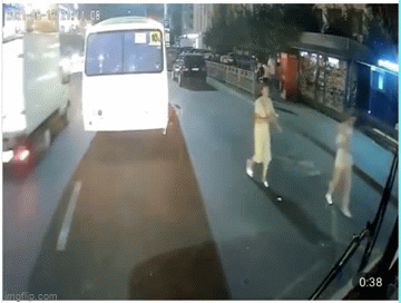 xe buyt o nga bat ngo no tung