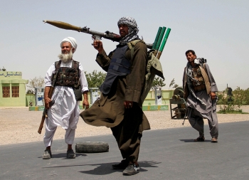 taliban thang nhu che tre hang tram quan chuc va binh si afghanistan dong loat thao chay