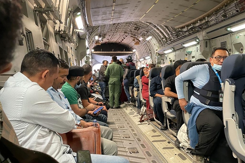 Taliban hộ tống nhân viên ngoại giao và công dân Ấn Độ về nước