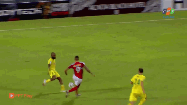 Video: Lao tới phá bóng, cầu thủ vô tình tạo nên pha phản lưới nhà