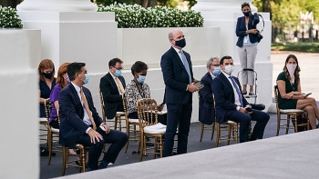 trump yeu cau phong vien reuters bo khau trang o hop bao