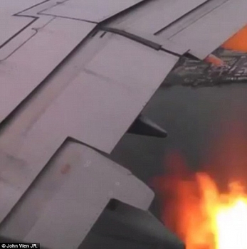 Video: Động cơ bất ngờ bốc cháy dữ dội khi máy bay đang trên không
