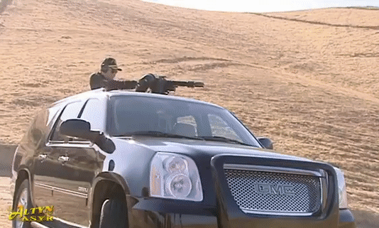 Tổng thống Turkmenistan trổ tài thiện xạ với súng minigun trên hoang mạc
