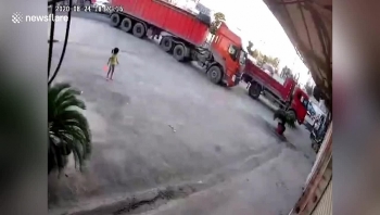 Video: Bị xe đầu kéo đâm ngã và cuốn vào gầm, cậu bé thoát chết thần kỳ