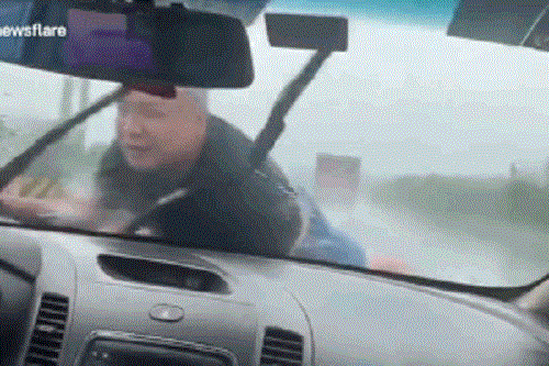 video muon chan xe cho vo cu chong bam nap capo o to chay 20 km tren duong mua