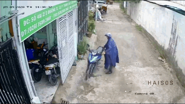 video tan dung troi mua dao chich trom xe may nhanh nhu chop