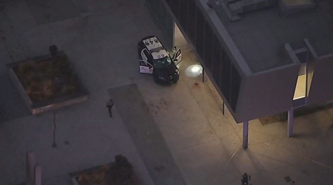 Hai cảnh sát Mỹ bất ngờ 'bị phục kích' ngay trong xe tuần tra