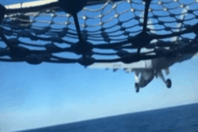 Video: Tiêm kích hạm Mỹ bất ngờ đánh rơi thùng dầu ngay trước mũi tàu sân bay