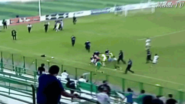 Video: Bắt bóng quá xuất sắc cứu thua cho đội nhà, thủ môn bất ngờ bị đội bạn đánh hội đồng ngay trên sân