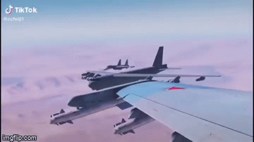 Video: Tiêm kích Su-27 và Su-30 của Nga rượt đuổi B-52 của Mỹ gây "náo loạn" cả vùng trời