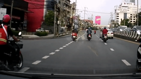 camera giao thong pha boc dau the hien cua xe may va cai ket dap mat