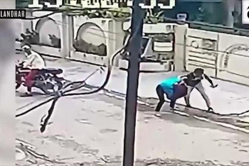 video bi giat dien thoai co gai chay bo duoi theo hai ten cuop di xe may va cai ket bat ngo