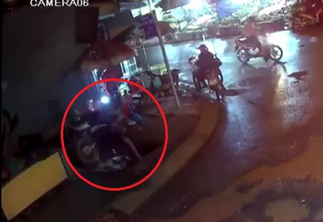 Camera giao thông: Chạy xe lên vỉa hè, nam công nhân bất ngờ lọt xuống hố sâu hơn 3m