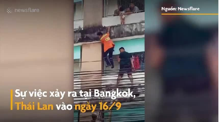 video nghet tho man giai cuu be 2 tuoi leo ra ban cong tang 4