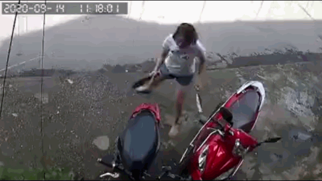 video nguoi phu nu hai tay hai dao chem dien cuong vao xe may dung truoc cua nha dan