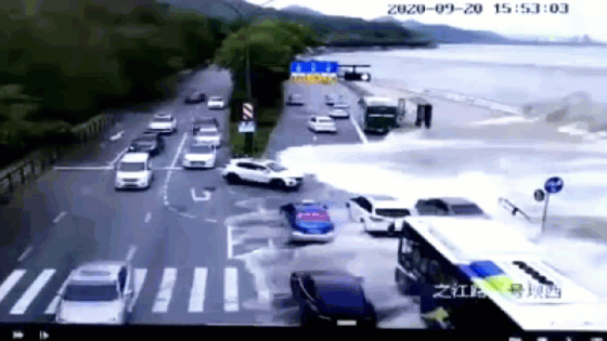 Video: Sóng 'khổng lồ' ở Trung Quốc bất ngờ tràn bờ, thổi bay hàng chục ô tô trên đường