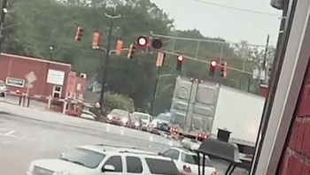 Camera giao thông: Xe tải cố tình băng qua đường ray, bị tàu hỏa lao tới tông nát