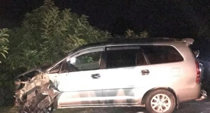 o to innova tong doan xe may di an cuoi khien 9 nguoi bi thuong tai xe tron khoi hien truong