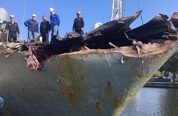 tau san ngam nga nat tuom sau va cham voi tau cho container