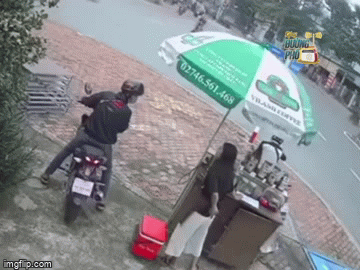 video dan canh trom xe may cuc an y khien nan nhan ngo ngac